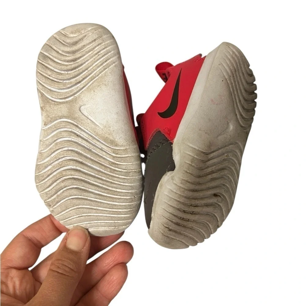 Nike Unisex Little Kids Flex Runner Sneakers in size 5c runs small